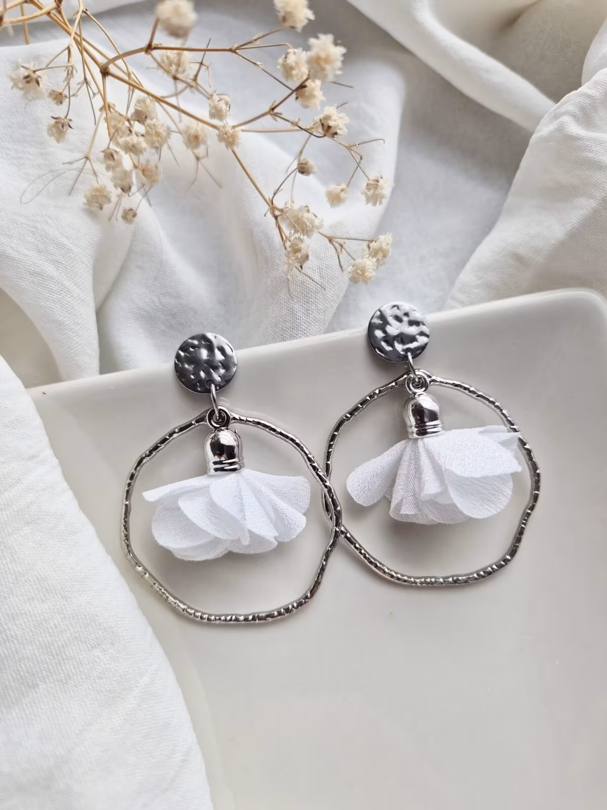 🤍boucles d'oreilles fleur blanche