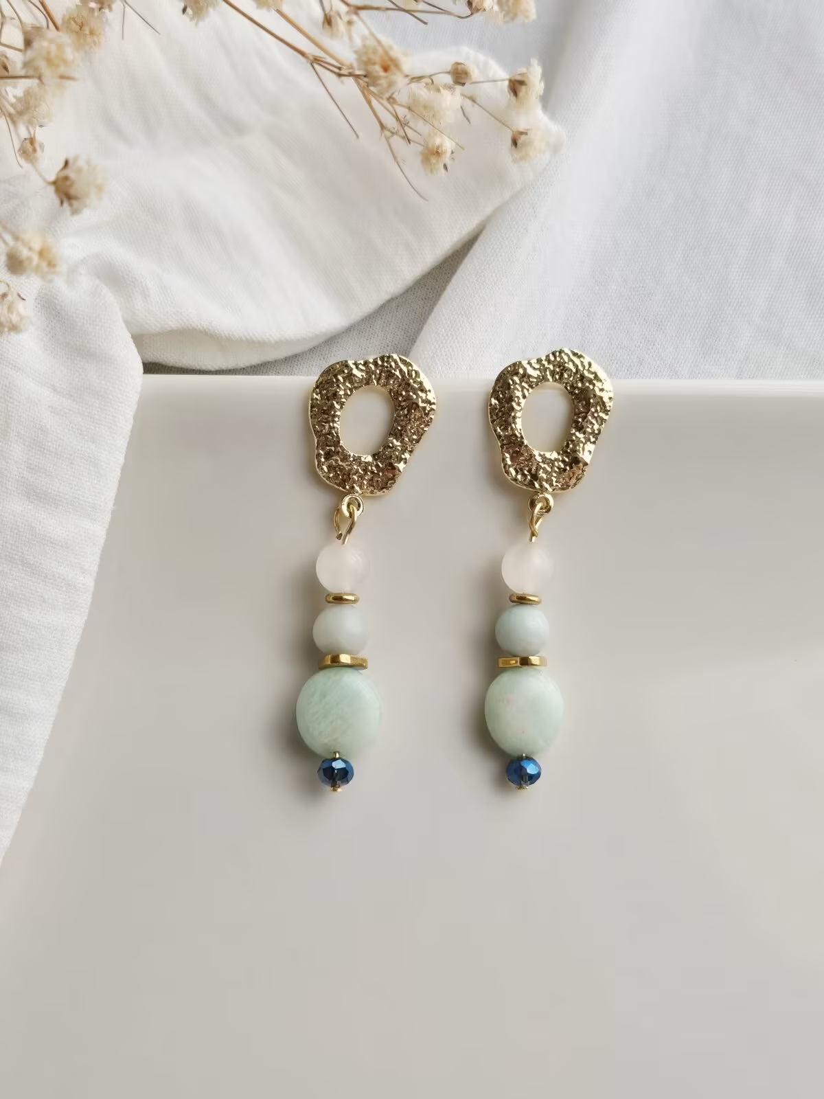 Les boucles d’oreilles Harmonie Céleste incarnent la douceur et l’équilibre à travers une composition minérale délicate.