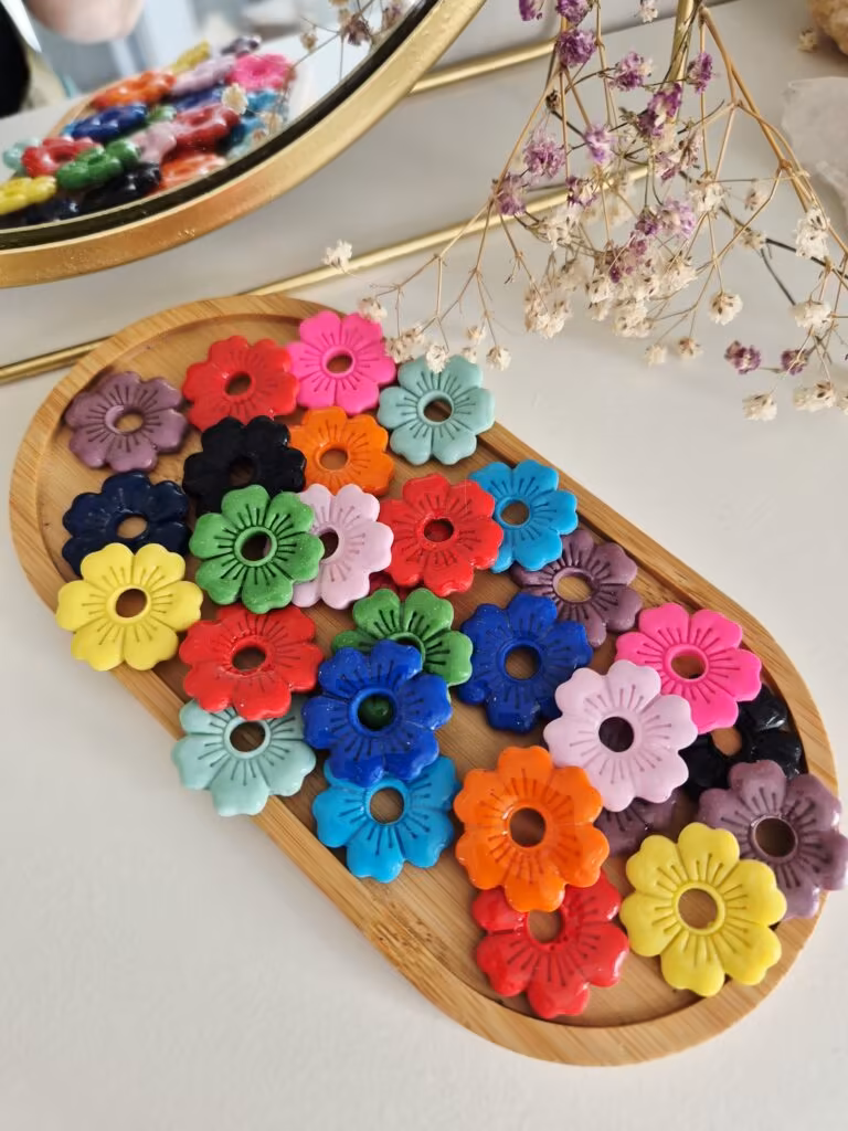 Conçues en forme de fleur pour être associées à vos créoles préférées, elles vous permettent de renouveler votre style en quelques secondes et de créer une multitude de combinaisons selon vos envies.