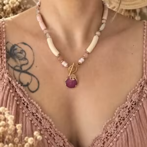 Collier Eugénie, pièce unique avec véritables pétales de rose du jardin, quartz rose et cristal de roche. Une création bohème faite main.