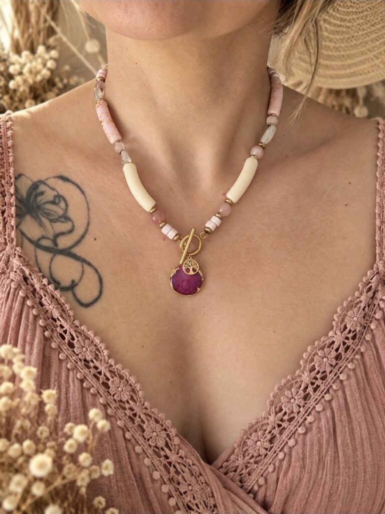 Collier Eugénie, pièce unique avec véritables pétales de rose du jardin, quartz rose et cristal de roche. Une création bohème faite main.