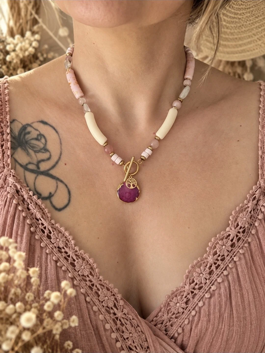 Collier Eugénie, pièce unique avec véritables pétales de rose du jardin, quartz rose et cristal de roche. Une création bohème faite main.